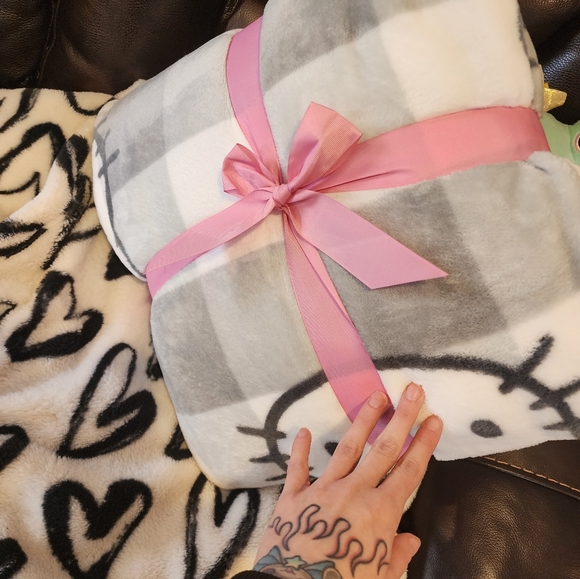 Queen hello kitty throw blanket - Picture 2 of 3